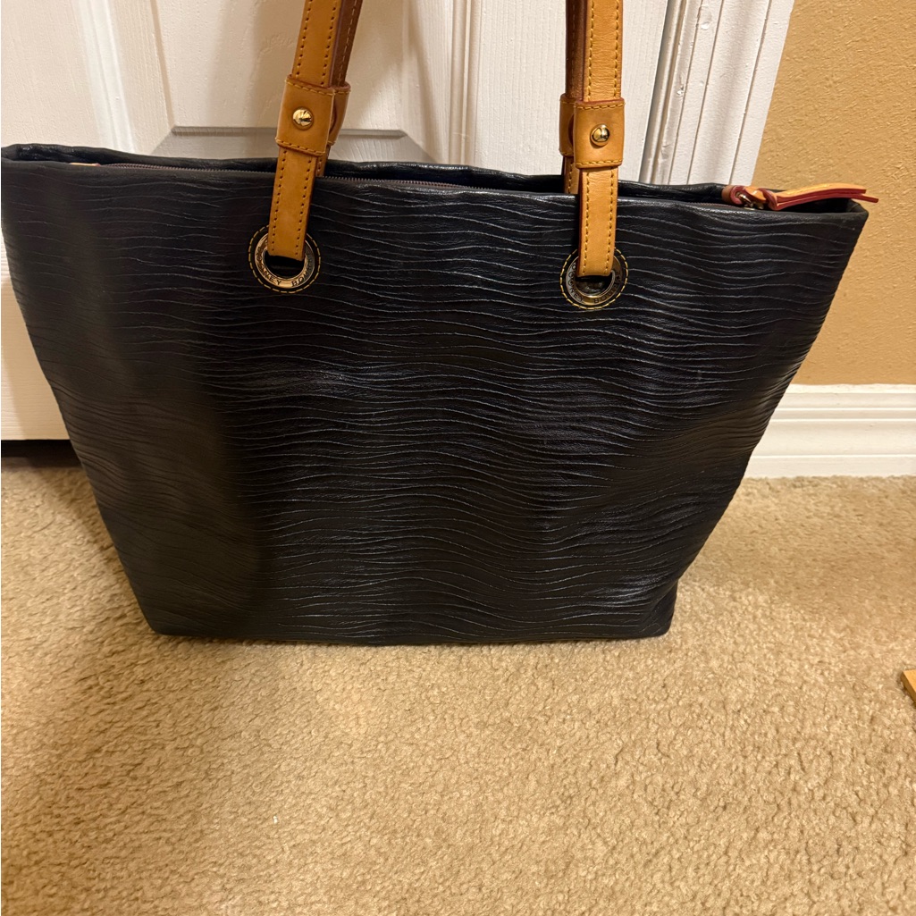 Elegant Black Tote Bag With Tan Handles